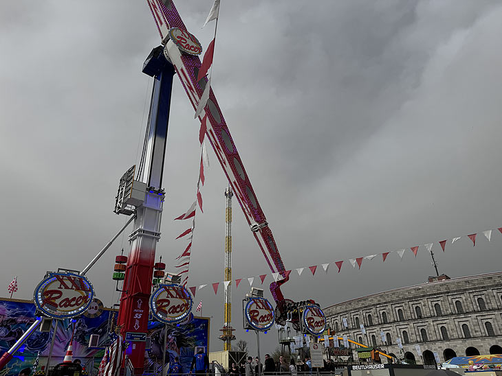 XXL Racer  auf dem Nürnberger Frühlingsfest 2024 (©Foto: Martin Schmitz)